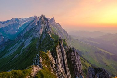 Schaeffler dağ sırtı İsviçre Alpstein, Appenzell İsviçre, Berggasthaus Schafler, İsviçre 'nin görkemli Schaeffler zirvesi.. 