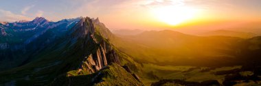 Schaeffler dağ sırtı İsviçre Alpstein, Appenzell İsviçre, Berggasthaus Schafler, İsviçre 'nin görkemli Schaeffler zirvesi.