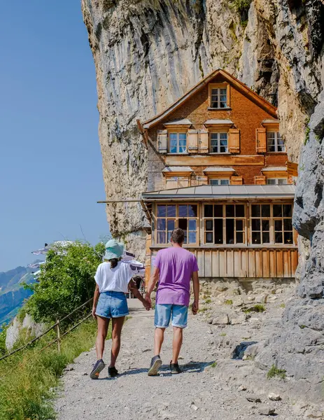 Casal Homens Mulheres Caminhando Para Berggasthaus Aescher Den Appenzeller Alpen — Fotografia de Stock