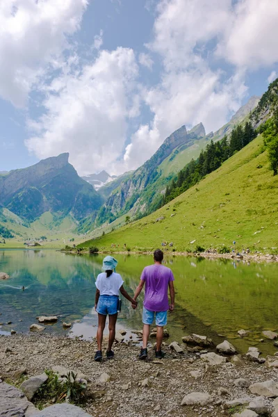 Couple Hommes Femmes Visitant Lac Seealpsee Den Appenzeller Montagnes Alpen — Photo