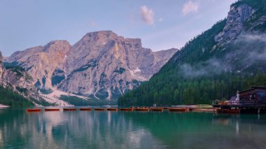Braies Gölü Lago di Braies, Pragser Wildsee, gün doğumunda. Trentino Alto Adidge, Dolomites dağları, Güney Tyrol, İtalya, Avrupa. Sabah gölde tekneler.