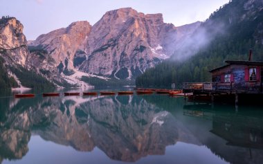 Lago Di Braies İtalya, Pragser Wildsee Güney Tyrol Dolomitleri