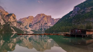 İtalya 'nın Dolomite dağlarındaki Lago di Braies manzarası
