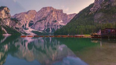 İtalya 'da Lago Di Braies, Güney Tyrol' da Pragser Wildsee, İtalya 'da güzel bir göl, Lago di Braies. Tatil Alpleri Dağ Gölü