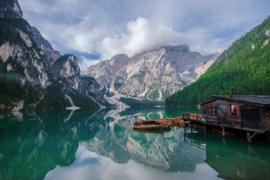 Braies Gölü aynı zamanda Pragser Wildsee ya da Dolomites Dağları 'ndaki Lago di Braies olarak da bilinir. Alp gölünde tipik ahşap tekneleri olan romantik bir yer. Gezinti ve macera