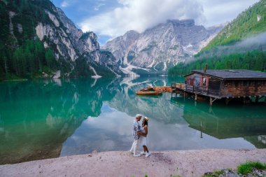 Birkaç kadın ve erkek Lago Di Braies İtalya 'da, Pragser Wildsee Güney Tyrol' da, Güzel bir göl İtalyan Alplerinde, Lago di Braies. 