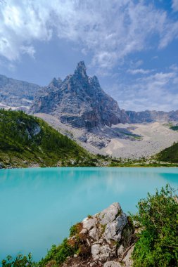 Dolomitlerdeki mavi göl, Lago di sorapis gündüz İtalya 'da dolomitlerde, Lago di Sorapis İtalya' da. 