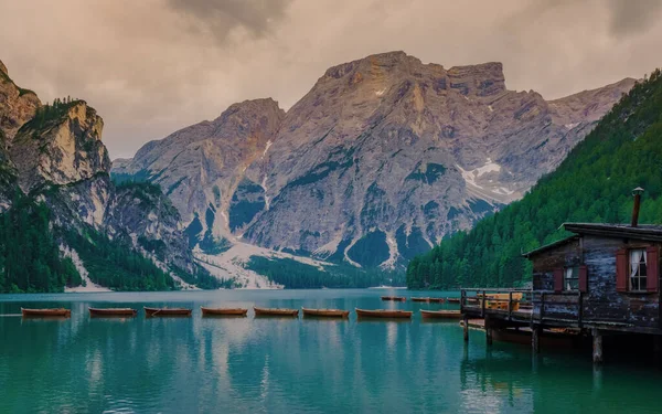 Braies Gölü Lago di Braies, Pragser Wildsee, gün doğumunda. Trentino Alto Adidge, Dolomites dağları, Güney Tyrol, İtalya, Avrupa. Sabah gölde tekneler.