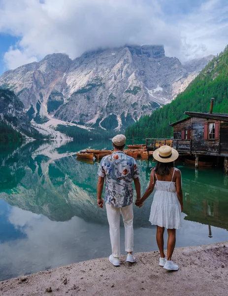 Paar Männer Und Frauen Pragser Wildsee Südtirol Pragser See Den — Stockfoto
