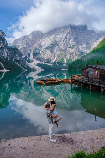 Couple Hommes Femmes Lago Braies Italie Pragser Wildsee Dans Tyrol — Photo