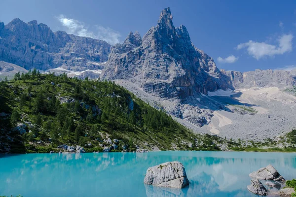 Dolomitlerdeki mavi göl, Lago di sorapis gündüz İtalya 'da dolomitlerde, Lago di Sorapis İtalya' da. 