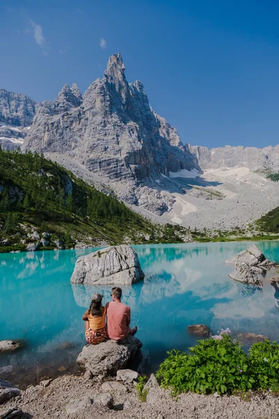 Couple Hommes Femmes Visitant Lago Sorapis Dans Les Dolomites Italiennes — Photo