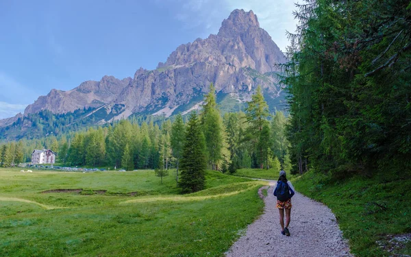 Young Women Hiking Dolomites Mountains Italy Italian Alps — Stock Photo, Image