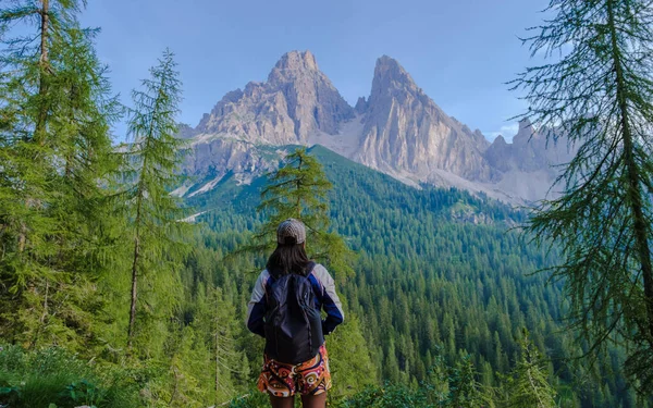 Young Women Hiking Dolomites Mountains Italy Italian Alps — Stock Photo, Image