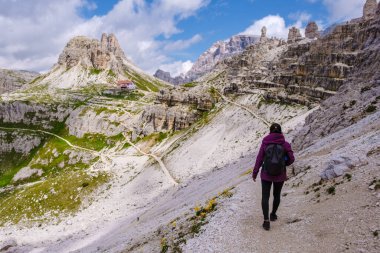 Tre Cime di Lavaredo tepeleri veya Drei Zinnen Dolomites, Dobbiaco Toblach, Trentino -Alto Adige veya Güney Tyrol, İtalya. Avrupa Alpleri. Dolomitlerde yürüyüş yapan bir kadın.