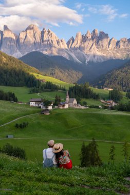 Dolomites İtalya 'daki Santa Maddalena Köyü' nün manzarasını gören çift sihirli Dolomites Dağları, Val di Funes Vadisi, Trentino Alto Adige Bölgesi, Güney Tyrol, İtalya, 