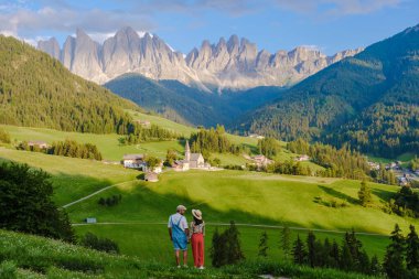 Santa Maddalena Village Val di Funes, South Tyrol, Italya Dolomites, erkekler ve kadınlar Dolomite Dağları, Val di Funes Vadisi, Trentino Alto Adige, Güney Tyrol