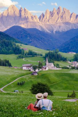 St. Magdalena Geisler ya da Odle Dolomites dağlarındaki çiftler. İtalya 'daki Val di Funes Vadisi, Santa Magdalena Köyü Dolomites Dağları, İtalyan dağ Alpleri' nde tatil yapan kadın ve erkekler