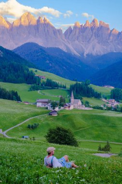 Dolomites İtalya 'daki Santa Maddalena Köyü' nün manzarasını gören erkekler, sihirli Dolomites Dağları, Val di Funes Vadisi, Trentino Alto Adige Bölgesi, Güney Tyrol, İtalya, 