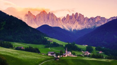 Peyzaj İtalya Dolomitleri Val di Funes, Val di Funes, Güney Tyrol, İtalya