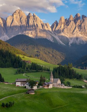 Val di Funes, Dolomitler, İtalya. Santa Maddalena köyü Odle Geisler dağ grubunun önünde gün batımında İtalya