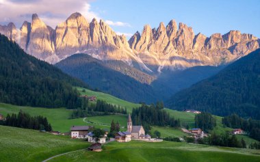 Val di Funes, Dolomitler, İtalya. Santa Maddalena köyü Odle Geisler dağ grubunun önünde gün batımında İtalya