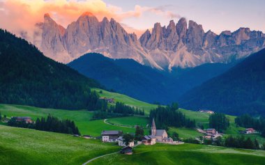 Val di Funes, Dolomitler, İtalya. Santa Maddalena köyü Odle Geisler dağ grubunun önünde gün batımında İtalya