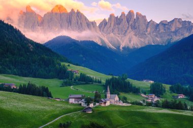 İtalyan dolomitlerin güzel manzarası Santa Magdalena Val Di Funes İtalya. 