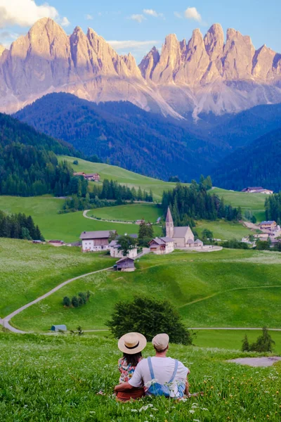 游览意大利多洛美地Santa Maddalena村 意大利南蒂罗尔Trentino Alto Adige地区Val Funes山谷Santa Magdalena村神奇的多洛美地山脉的夫妇 — 图库照片