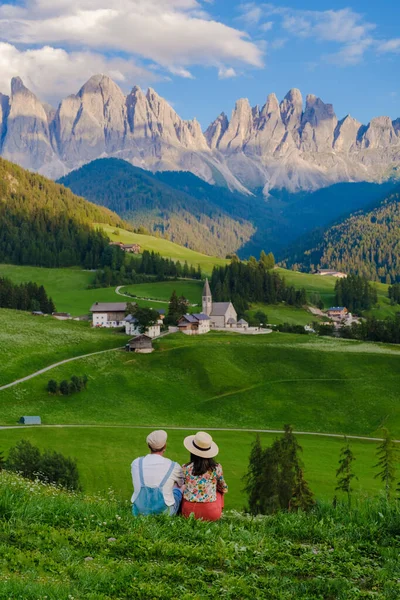 意大利南部蒂罗尔的Santa Maddalena村 Val Funes的景观 男人和女人一起游览Dolomites山 Val Funes谷 Trentino Alto Adige — 图库照片