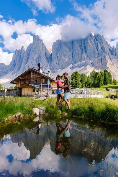 Couple Men Women Geisler Alm Dolomites Italy Hiking Mountains Val — Stock Photo, Image