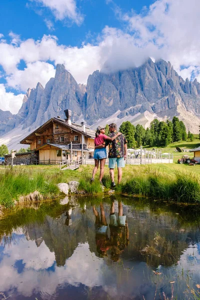 Couple Hommes Femmes Geisler Alm Dolomites Italie Randonnée Dans Les — Photo