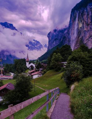Lauterbrunnen Vadisi muhteşem bir şelale ve arka planda İsviçre Alpleri, Berner Oberland, İsviçre, Avrupa. 
