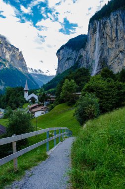 Lauterbrunnen Vadisi muhteşem bir şelale ve arka planda İsviçre Alpleri, Berner Oberland, İsviçre, Avrupa. 