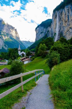 Lauterbrunnen Vadisi muhteşem bir şelale ve arka planda İsviçre Alpleri, Berner Oberland, İsviçre, Avrupa. 