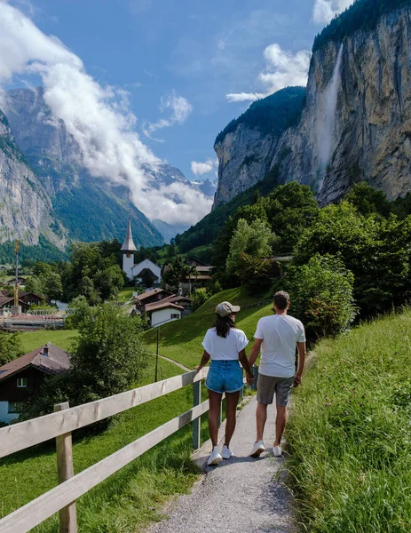 Пара Посетившая Долину Лаутербруннен Великолепным Водопадом Швейцарскими Альпами Заднем Плане — стоковое фото