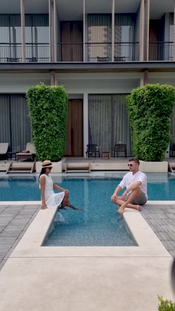 Luxo Estrelas Piscina Hotel Ásia Casal Homens Mulheres Férias Resort — Vídeo de Stock