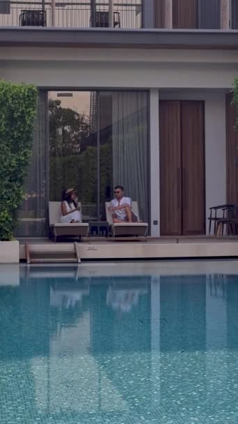 Luxus Csillagos Hotel Medence Ázsiában Egy Pár Férfi Nyaralni Egy — Stock videók