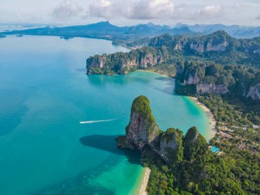 Railay Beach Krabi Tayland, Railay Krabi 'nin tropikal plajı, Tayland' daki huzurlu Railay Sahili 'nin insansız hava aracı görüntüsü.