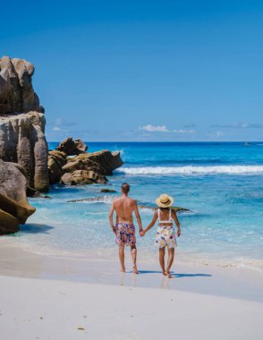 Anse Cocos plajı, La Digue Adası, Seyşeller, La Digue Seyşeller manzarası. Tropikal adanın. Seyşeller 'de tatilde olan iki olgun erkek ve kadın.