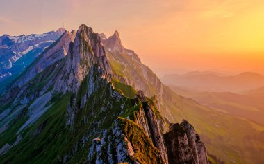 Schaeffler dağ sırtı İsviçre Alpstein, Appenzell İsviçre, Berggasthaus Schafler, İsviçre 'nin görkemli Schaeffler zirvesi..