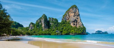 Railay Beach Krabi Tayland, Railay Krabi 'nin tropikal plajı, Tayland' da devasa kireçtaşı kayaları olan huzurlu Railay Railay Sahili manzarası.
