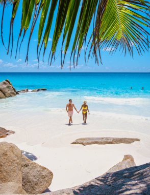 Anse Lazio Praslin Seyşeller. Seyşeller 'de lüks bir tatil sırasında tropik bir plajda yaşayan genç bir çift. Tropik plaj Anse Lazio Praslin Seyşeller