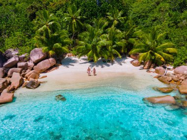 Anse Lazio Praslin Seyşeller. Seyşeller 'de lüks bir tatil sırasında tropik bir plajda yaşayan genç bir çift. Tropik plaj Anse Lazio Praslin Seyşeller