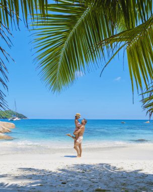 Anse Lazio Praslin Seyşeller. Seyşeller 'de lüks bir tatil sırasında tropik bir plajda yaşayan genç bir çift. Tropik plaj Anse Lazio Praslin Seyşeller