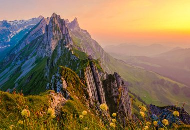 Schaeffler dağ sırtı İsviçre Alpstein, Appenzell İsviçre, Berggasthaus Schafler, İsviçre 'nin görkemli Schaeffler zirvesi..