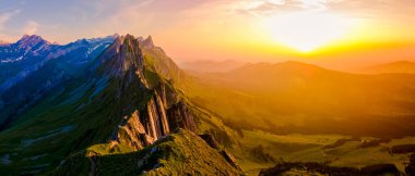 Schaeffler dağ sırtı İsviçre Alpstein, Appenzell İsviçre, Berggasthaus Schafler, İsviçre 'nin görkemli Schaeffler zirvesi.