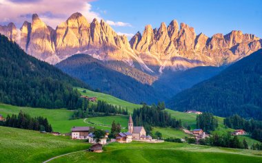 Val di Funes, Dolomitler, İtalya. Santa Maddalena köyü Odle Geisler dağ grubunun önünde gün batımında İtalya