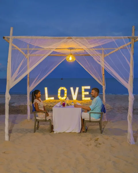 泰国普吉海滩上的浪漫晚餐 日落时分 一对中年男子和一个欧洲男子在泰国海滩上吃饭 — 图库照片