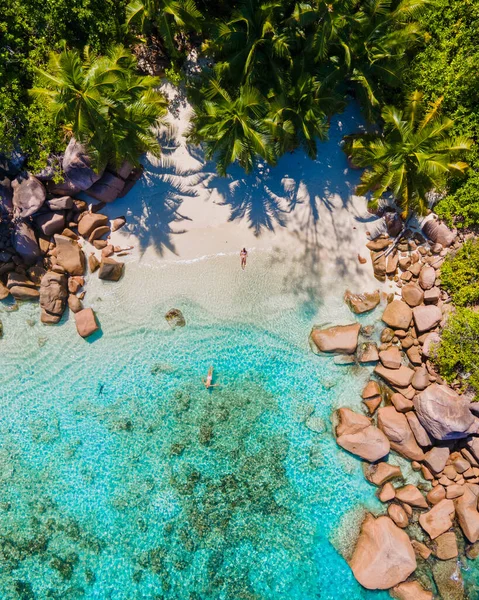 Praslin Seszele Tropikalna Wyspa Żwirowymi Plażami Palmami Para Mężczyzn Kobiet — Zdjęcie stockowe